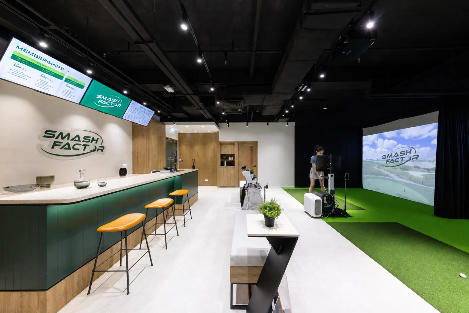 Illustration of a golfer practising in the Smash Factor indoor golf studio